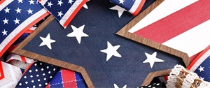 Vue détaillée de l'étoile en bois pour la fête américaine avec rubans patriotiques
