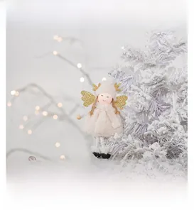 Dettaglio dell'angelo di peluche con ali di paillettes dorate per albero di Natale