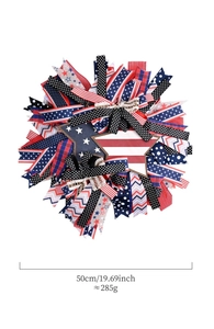 Détail d'une couronne patriotique de 50 cm rouge blanc bleu avec étoiles et rubans