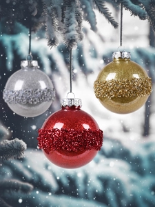 Nahaufnahme von glitzernden PET-Weihnachtskugeln mit Pailletten an verschneiten Zweigen