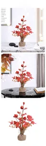 Dettaglio mini acero con foglie rosse e bacche in base di juta per decorazioni autunnali