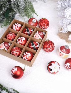 Detailset aus 12 roten Weihnachtskugeln mit Nikolaus- und Schneeflockenmotiven im Karton