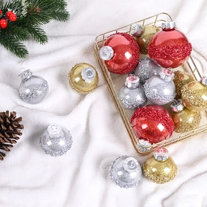Festliche Weihnachtskugeln in Rot, Gold und Silber mit Glitzer- und Perlenverzierung