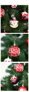 Detailansicht von 8 cm rot-weiß bemalten Weihnachtskugeln, die an Zweigen hängen