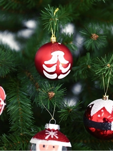 Details von 8cm roten Weihnachtskugeln mit Weihnachtsmann- und Schneeflockenmustern