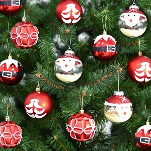Set aus 8cm roten Weihnachtskugeln mit matten und glänzenden handbemalten Festtagsmotiven