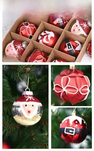 Details von rot-weiß bemalten PET-Weihnachtskugeln mit Weihnachtsmann-Motiven im Karton
