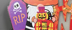 Détail de décoration de gnome d'Halloween en bois avec tombe R.I.P et citrouille