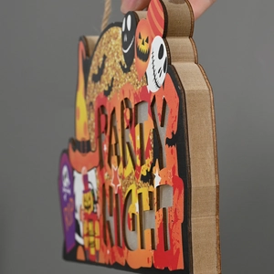 Détail de la plaque d'Halloween en bois Party Night montrant l'épaisseur et le motif gnome
