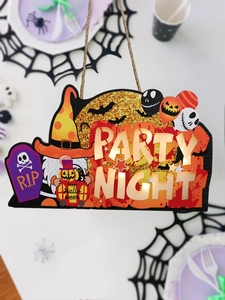 Détail du panneau gnome d'Halloween en bois à paillettes sur table de fête décorée