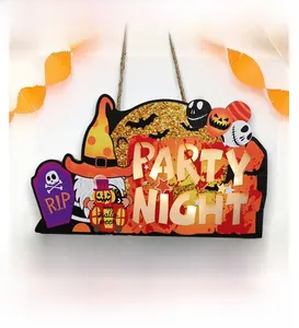Détail d'un panneau de porte Halloween en bois avec gnome et pleine lune lumineuse