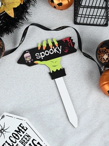 Halloween Gartenstecker mit einer Zombiehand und einem Spooky-Schild sowie Mumien-Motiv
