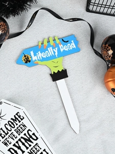 Detail eines Halloween-Gartensteckers mit Zombiehand und Literally Dead Schild