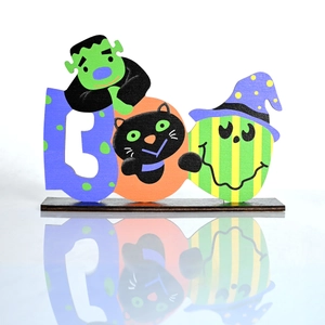 Détail du panneau d'Halloween BOO en bois avec Frankenstein, chat noir et figurines de fantôme