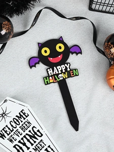 Detailansicht eines Happy Halloween Gartensteckers mit Fledermaus und Kürbisdeko