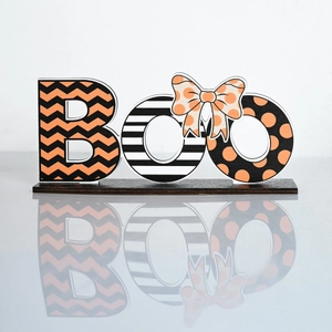 Détail d'un panneau BOO en bois avec motifs orange et noir pour déco de Halloween