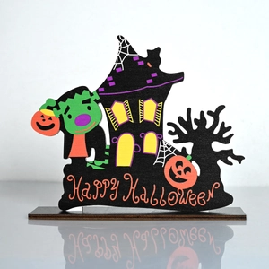 Détail du décor d'Halloween en bois avec Frankenstein citrouille et motifs de fantômes