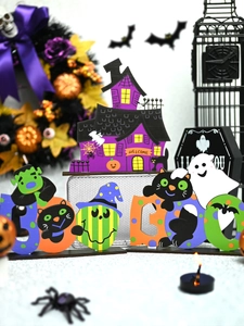 Détail de décorations d'Halloween en bois avec signes Welcome et Boo aux motifs colorés