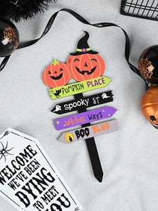Detail eines Halloween-Wegweisers aus Holz mit Kürbissen und schaurigen Straßennamen