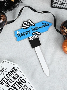 Detail eines Halloween-Gartensteckers mit blauem Pfeil und Skeletthänden als Deko