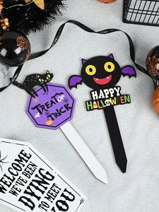Detail von Halloween Gartensteckern mit Trick or Treat und Happy Halloween Motiven