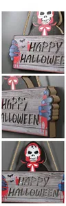 Vue triple d'une plaque d'Halloween en bois avec crâne, chauves-souris et corde