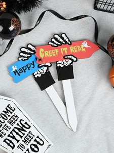 Nahaufnahme der Halloween-Schilder CREEP IT REAL und Happy mit Skeletthänden