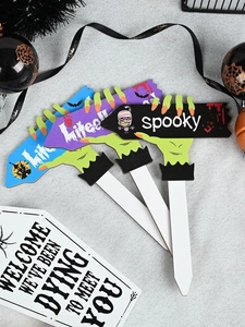 Detailansicht der Halloween Gartenstecker mit Monsterhänden und weißem Sarg-Willkommensschild