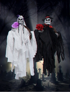 Décorations suspendues de couple de fantômes d'Halloween dans une scène de cimetière