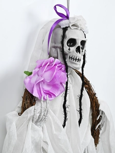 Détail macro d'une couronne d'Halloween de mariée squelette avec roses et voile blanc