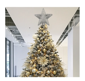 Nahaufnahme einer silbernen Glitzer-Sternspitze auf einem goldenen Weihnachtsbaum