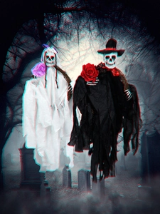 Gros plan d'un couple de fantômes squelettes d'Halloween avec robes noires et blanches