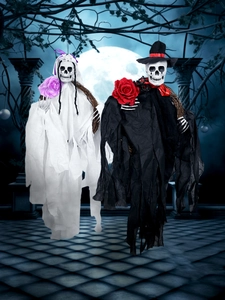 Détail des couronnes suspendues de mariés squelettes pour décor d'Halloween