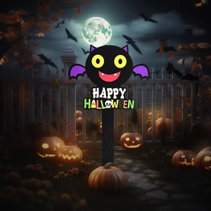 Halloween Fledermaus Gartenstecker mit Happy Halloween Text in gruseliger Nachtszene