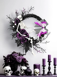 Dettaglio ghirlanda di Halloween con teschio, rose viola e fiocco per decorazioni spooky