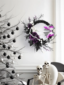 Ghirlanda di Halloween con rose viola, teschi e fiocco pied-de-poule su fondo bianco