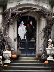 Détail de décoration d'Halloween mariés squelettes sur porte avec citrouilles et toiles