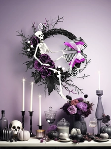 Dettaglio ghirlanda di Halloween con rose viola, teschio e fiocco pied de poule