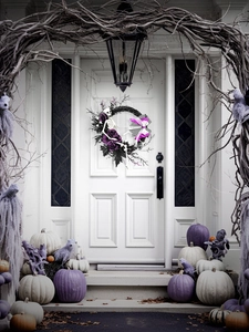 Dettaglio ghirlanda di Halloween con teschio, rose viola e fiocco su porta bianca doppia