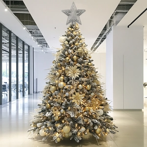 Beflockter Weihnachtsbaum mit silberner Sternspitze, Golddekor und warmer LED-Beleuchtung