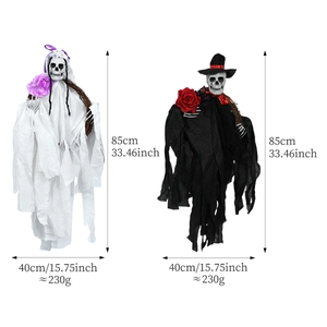 Couronnes d'Halloween avec mariés squelettes en capes blanches et noires pour décoration