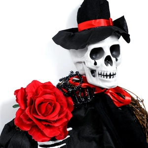Couronne d'Halloween avec squelette suspendu haut-de-forme et rose rouge décorative