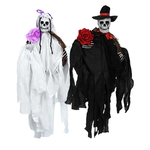 Décorations d'Halloween mariés squelettes sur des couronnes de vigne rustiques