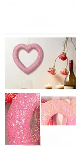 Detail eines rosa herzförmigen Paillettenkranzes mit Kordel für festliche Deko