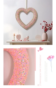 Makro-Detail von rosa Herz-Kranz mit glänzenden Pailletten und Stern-Deko