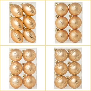 Détail de boules de Noël sportives dorées mates en formes de football et de basket