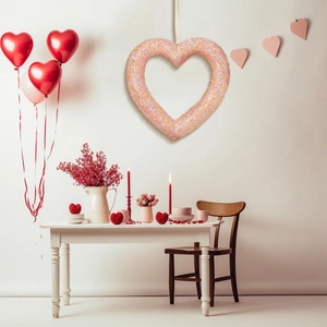 Glitzernder rosa Herzkranz als Wanddeko für den Valentinstag und romantische Hochzeiten