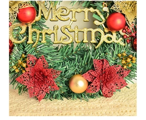 Detail of a 30cm Christmas wreath with red ornaments and a golden Merry Christmas sign