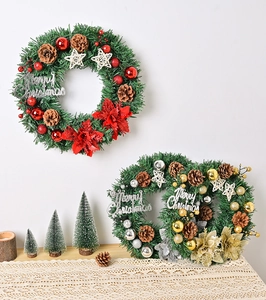 Vista dettagliata della ghirlanda natalizia da 35 cm con pigne e scritta Merry Christmas