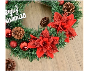 Dettaglio ghirlanda di Natale 35cm con fiori rossi, pigne e scritta Merry Christmas